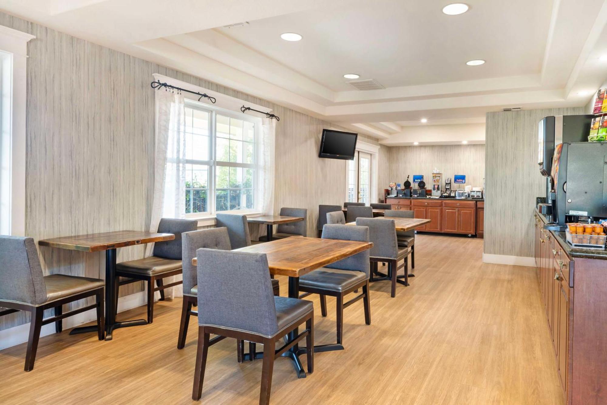איינג'לס קאמפ Best Western Cedar Inn & Suites מראה חיצוני תמונה