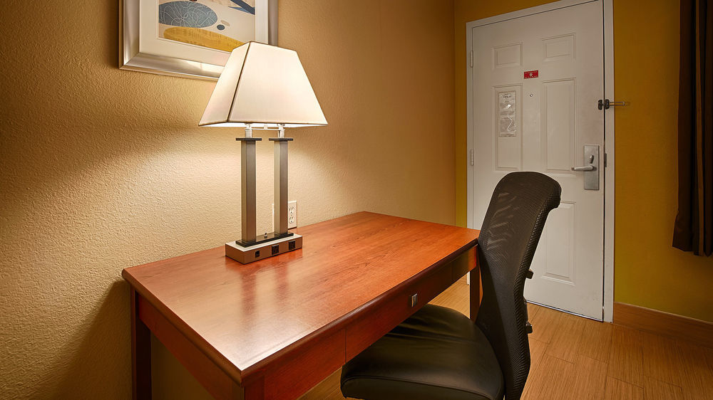 איינג'לס קאמפ Best Western Cedar Inn & Suites מראה חיצוני תמונה