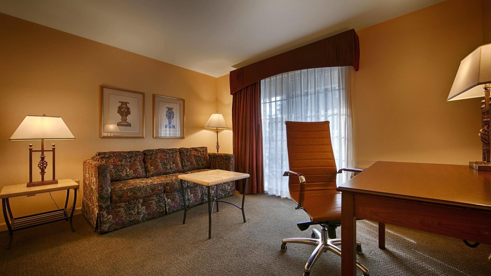 איינג'לס קאמפ Best Western Cedar Inn & Suites מראה חיצוני תמונה